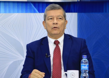 Manuel Flores buscará conducir a un alicaído FMLN