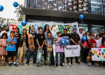 Niño salvadoreño que participó en el World Skate Tour es recibido en su comunidad