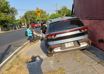 Conductores pagarán $228 por obstruir paso peatonal