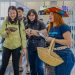 Personal de Turismo da la bienvenida a visitantes en el aeropuerto internacional