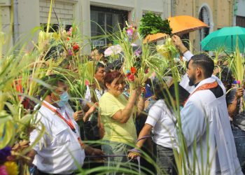 Feligreses conmemoran el Domingo de Ramos en el Centro Histórico