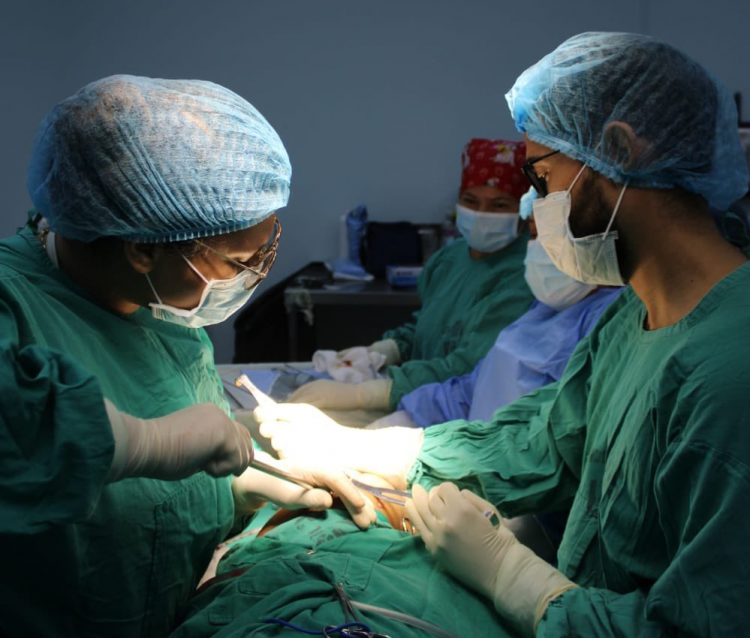 Ante cualquier emergencia, equipos de cirujanos están preparados para desarrollar diferentes procedimientos. Foto: Ministerio de Salud.
