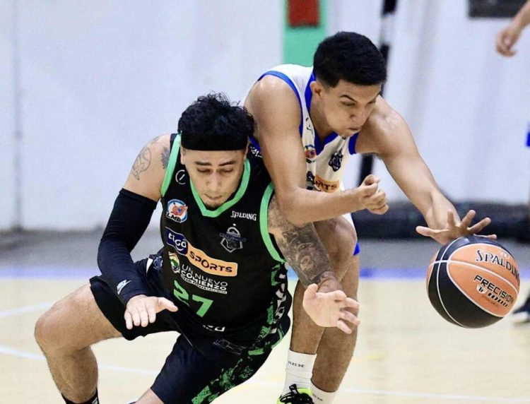 Los quintetos Santa Tecla y Metapán pelearon con garra en cada jugada del partido. Fotos/INDES