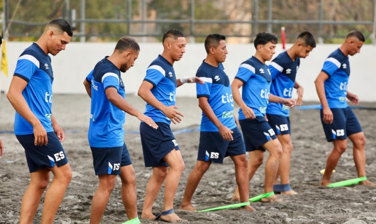La Azul playera ya definió su nómina para la Beach Soccer Cup. Fotos: Indes.