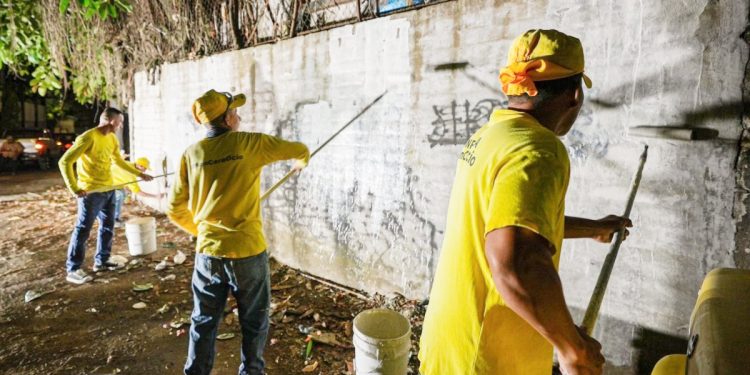 Reos en fase de confianza eliminan grafitis de maras en San Marcos.