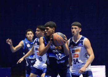 Salvadoreños triunfa en su debut de la Liga Mayor de Baloncesto