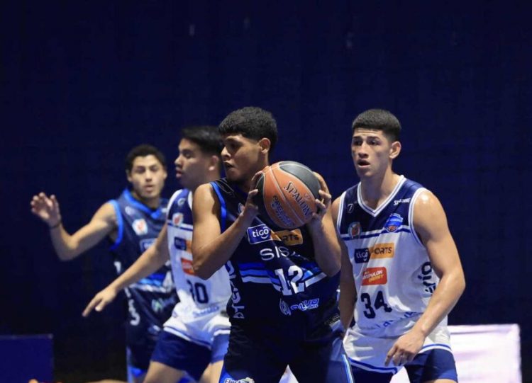 Salvadoreños tuvo un buen inicio en el Torneo Apertura 2024 de la LMB, al derrrotar a Santa Tecla. Fotos /INDES