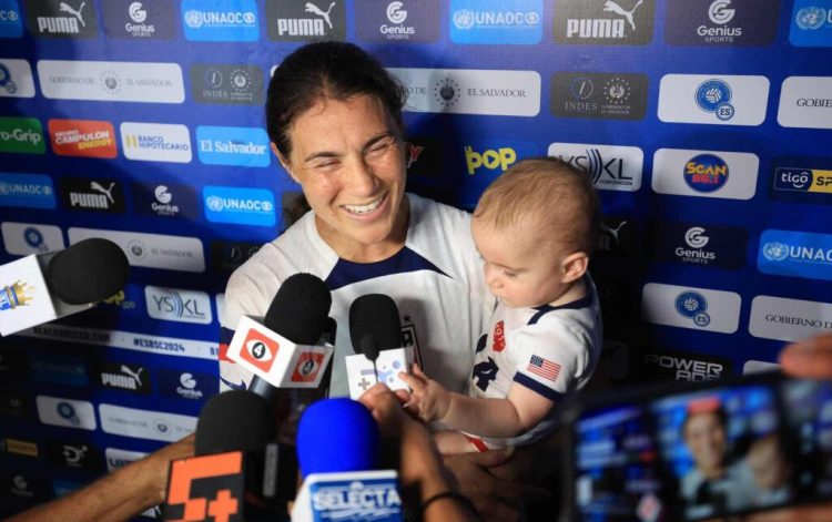 La estadounidense Samantha Wittemann, brindó declaraciones acompañada de su bebé. Fotos/INDES