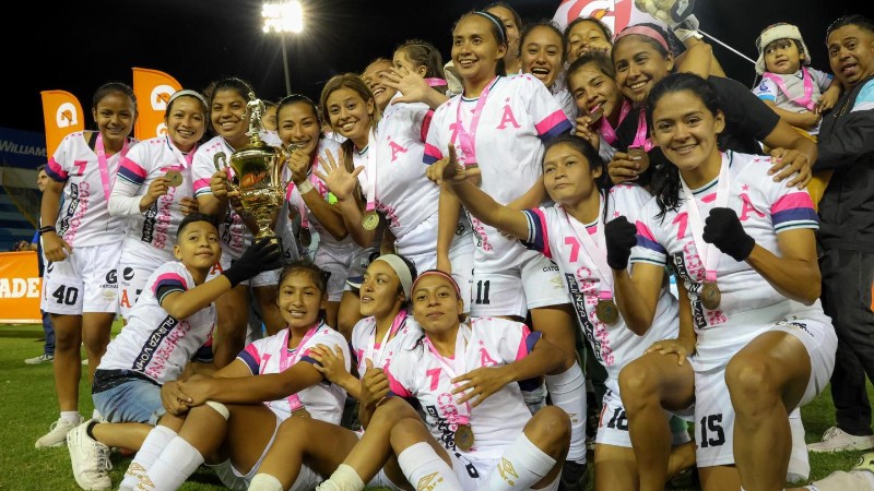 Jackeline Velásquez fue presentado en el fútbol ecuatoriano