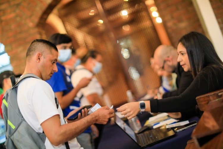 Los postulantes a las plazas recibieron una charla informativa sobre la oferta laboral disponible bajo los parámetros del programa de visas de trabajo que ofrece Estados Unidos. Foto / Diario El Salvador.
