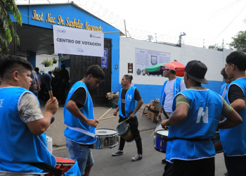San Vicente votó a ritmo de batucada
