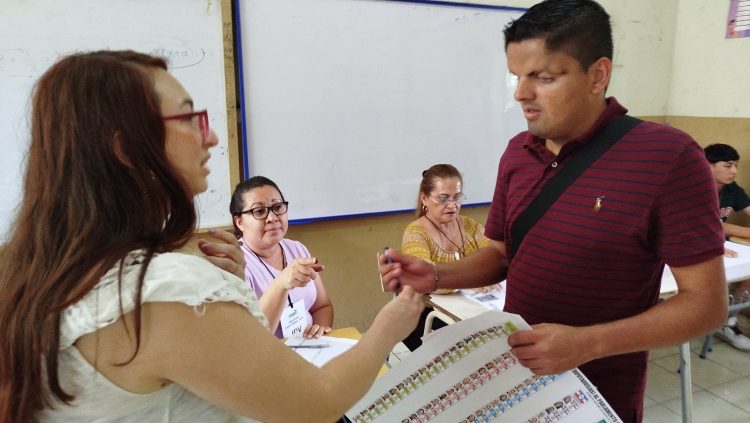 José Adelmo Luna, de 30 años de edad, un profesional en Relaciones Públicas de Santa Ana que siempre ha padecido de discapacidad visual fue una de las tantas personas que acudieron a ejercer su derecho al voto. Foto / Juan Carlos Barahona.