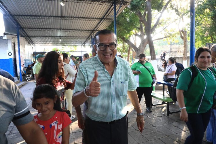 El candidato del partido verde, de acuerdo a sus cálculos, derrotó al oficialista y actual alcalde Rafael Arévalo, quien estaba en la búsqueda de un segundo periodo al frente de la alcaldía sonsonateca.  Foto / Guillermo Martínez.