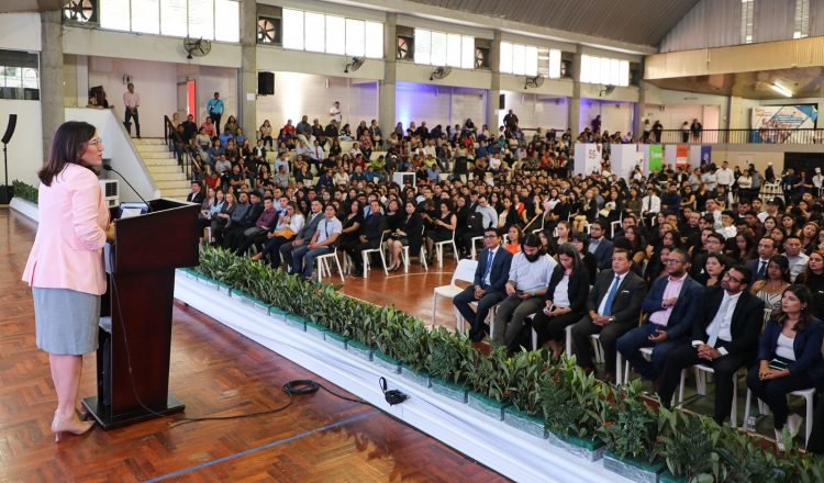María Luisa Hayem participó en una feria de empleo dirigida a los participantes de la tercera edición del programa English To Connect (E2C) impulsado por el Minec.