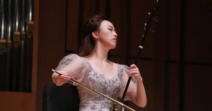 El erhu, comenzó a usarse en la dinastía Tang. Sus cuerdas son de seda. El cuerpo es fabricado con madera, como secuoya, palo de rosa, ébano, etc.