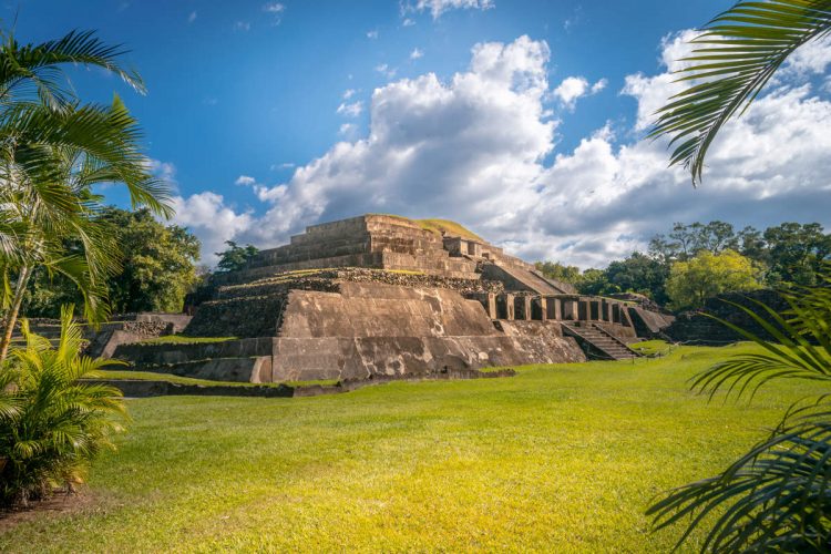 En aparece el Parque Arqueológico de Tazumal, un área arqueológica que congrega sitios como Pampe, El Trapiche, Las Victorias, Casa Blanca, San Francisco y Nuevo Tazumal.