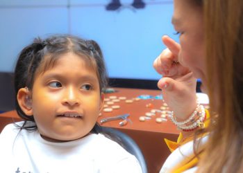 Benefician a 50 adultos y niños con aparatos auditivos