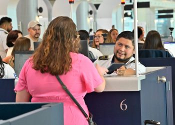 Lanzan sistema integrado de control de salidas en el aeropuerto de El Salvador