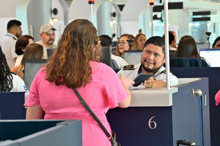 Con el nuevo sistema será la compañía aérea la  que transmitirá la información a Migración. Foto / Diario El Salvador.