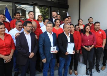 Manuel Flores afirma que si lo eligen para dirigir al FMLN no hará coaliciones electorales
