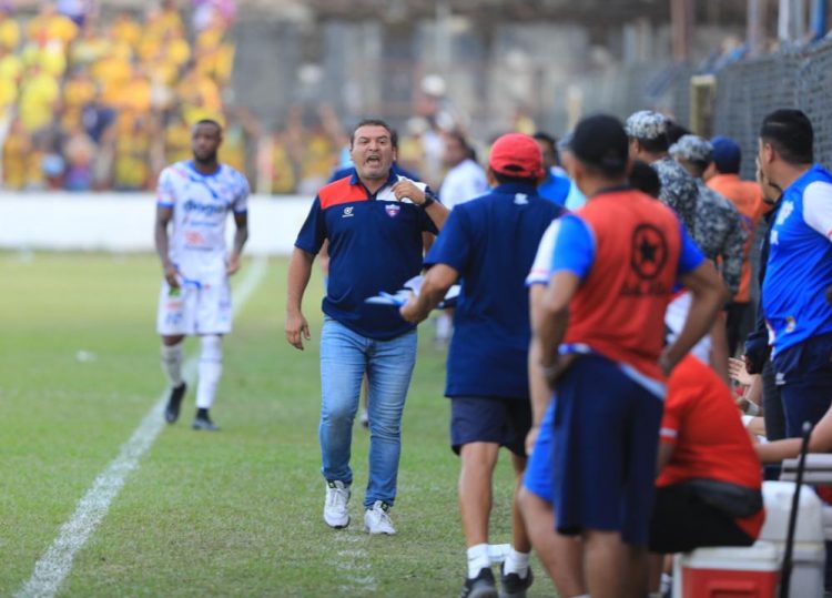 El técnico de Firpo, Gabriel Álvarez, anunció su salida del equipo, tras quedar fuera de semifinales. Foto/Archivo DES