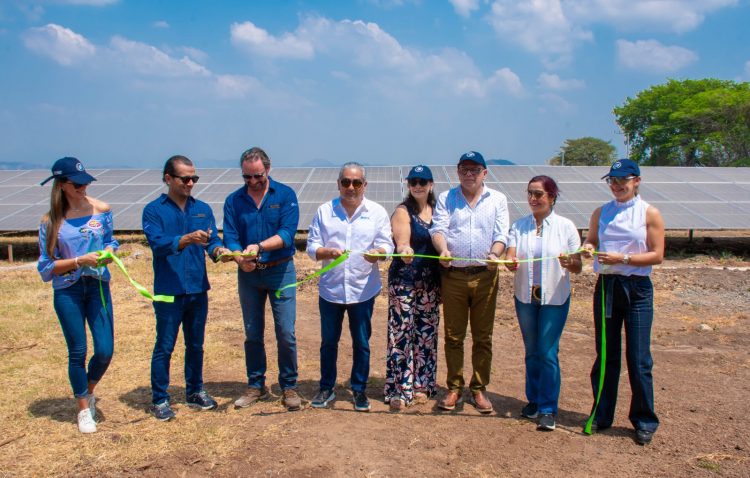 Ejecutivos de Banco Atlántida asistieron a la inauguración de Fotovoltaica del Norte.