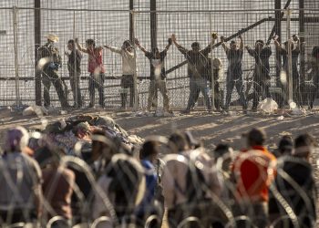 Inmigrantes se enfrentan a autoridades de Texas