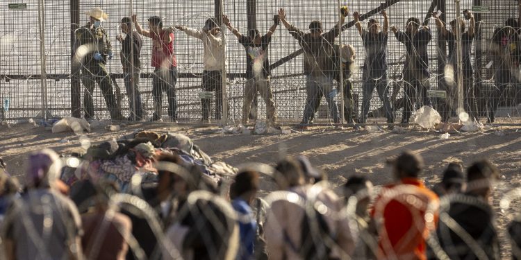 La situación fronteriza se complica por la controversial ley SB4. Foto AFP.