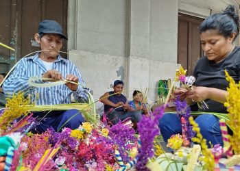 Las artesanas están listas para vender los ramos