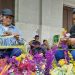 Las artesanas están listas para vender los ramos