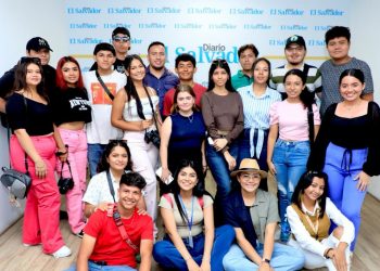 Estudiantes de la Universidad Gerardo Barrios presencian un día en la vida en Diario El Salvador