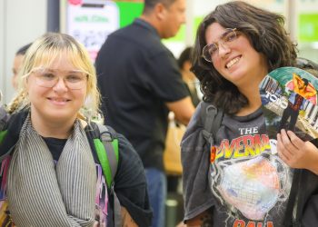 Personal de Turismo da bienvenida a visitantes en el Aeropuerto Internacional