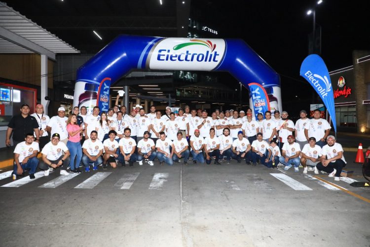 Los pilotos que protagonizaron el «Rally Trifinio 2024» posaron para la foto del recuerdo. Fotos/Guillermo Martínez