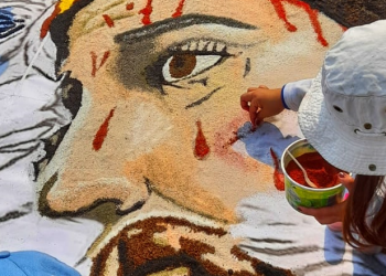 Arte efímero creado con sal y aserrín