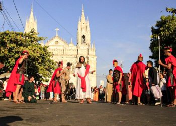Recuerdan la pasión de Jesucristo durante viacrucis viviente en Santa Ana