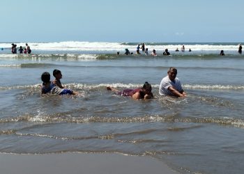 Turistas son encantados por las playas de La Unión