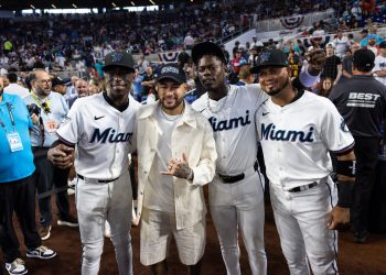 Neymar hace primer lanzamiento en el arranque del béisbol en Miami
