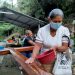 Católicos en Chinameca participan en el baño de la Santa Cruz