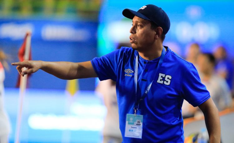 Elías Ramírez, entrenador del equipo femenino, valoró como muy bueno el segundo lugar que obtuvieron. Foto/Edison González
