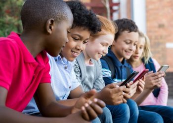 Una infancia sin celulares, el objetivo que se proponen familias del Reino Unido