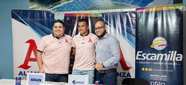 De izquierda a derecha: Diego Deras, Henry Romero y Óscar Rivas. Foto / Raúl Recinos
