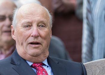Colocan un marcapasos al rey de Noruega, hospitalizado en Malasia