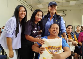 Gobierno de El Salvador entrega paquetes de alimentos a mujeres en La Paz