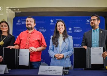 El Salvador dona a Honduras maquinaria para imprimir documentos de identificación