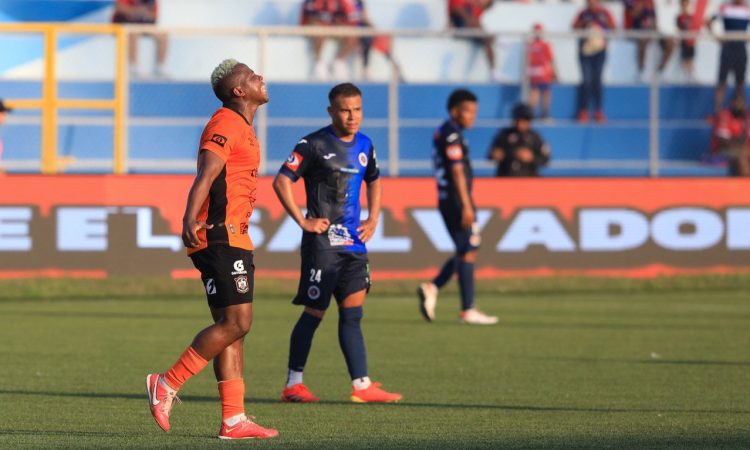 Carlos Salazar anotó un doblete sobre FAS. Foto David Martínez