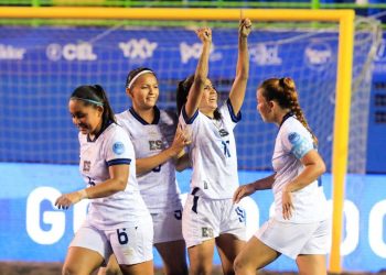 La Azul playera femenina se dio un paseo sobre la arena del estadio Costa del Sol
