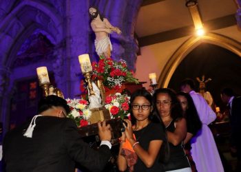 Católicos participan en la procesión del Silencio en San Salvador