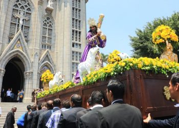 FOTOS | Feligreses viven el Vía Crucis en el Centro Histórico de San Salvador