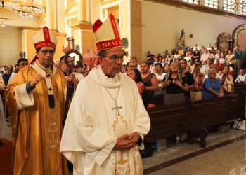 Cientos de feligreses asisten a la misa Crismal en la catedral Metropolitana, en San Salvador