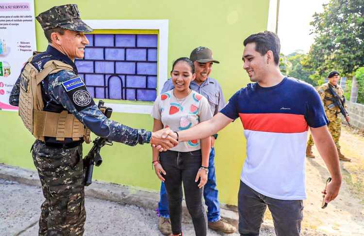 La población agradeció al ministro de Defensa, René Francis Merino Monrroy, por todas las acciones de seguridad desarrolladas. Foto: Ministerio de Defensa.